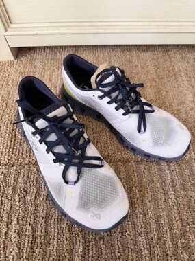 On Running Woman’s Trainer/Sneakers in lavender/orchid color and Yellow Accents